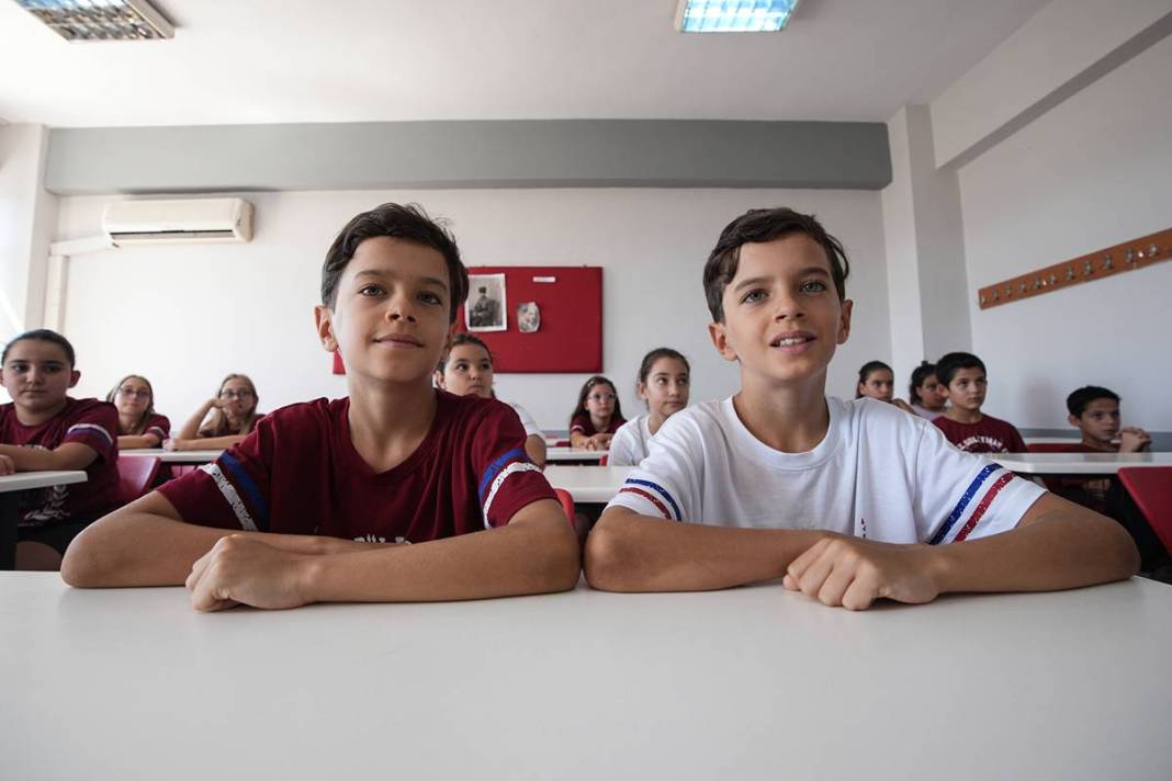 Okuldaki herkes aynı kişiyi gördüğünü sanıyor: 26 ikiz kardeşle eğitime başlıyorlar 9